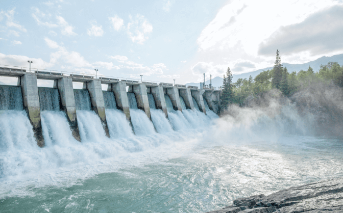 Energía y recursos naturales Foto en el día de una represa que produce energía con el almacenamiento del agua como recurso natural.